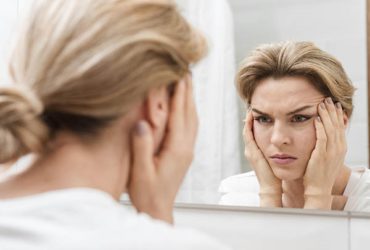 donna con dismorfofobia si guarda allo specchio